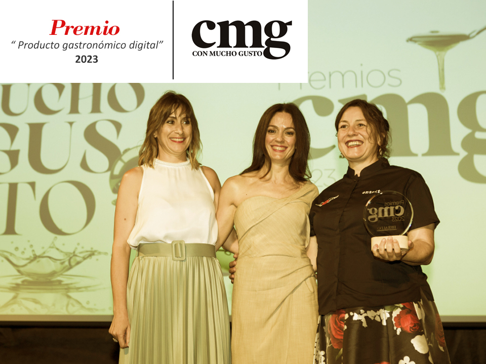 Manuela Delgado recogiendo el Premio al Producto Digital Gastronómico por El Curioso Caso del Sesgo de la Croqueta, proyecto de divulgación en Inteligencia Artificial.