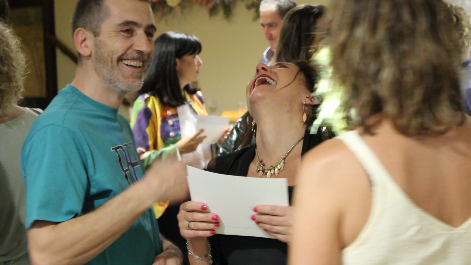 Participantes compartiendo emociones durante la experiencia Croquetas Cuánticas sobre sesgo en Inteligencia Artificial
