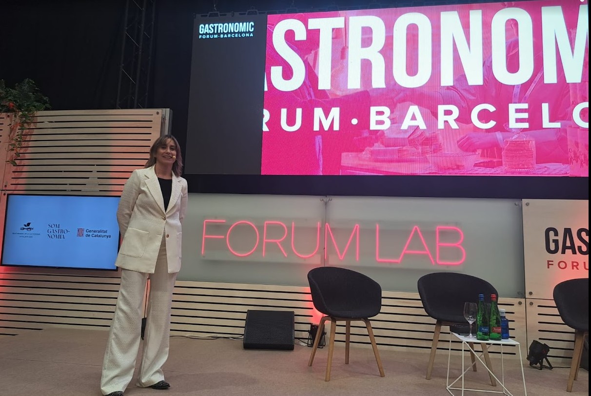 manuela-delgado-conferencia-inteligencia-artificial.jpg Manuela Delgado durante conferencia sobre Inteligencia Artificial aplicada y divulgación tecnológica